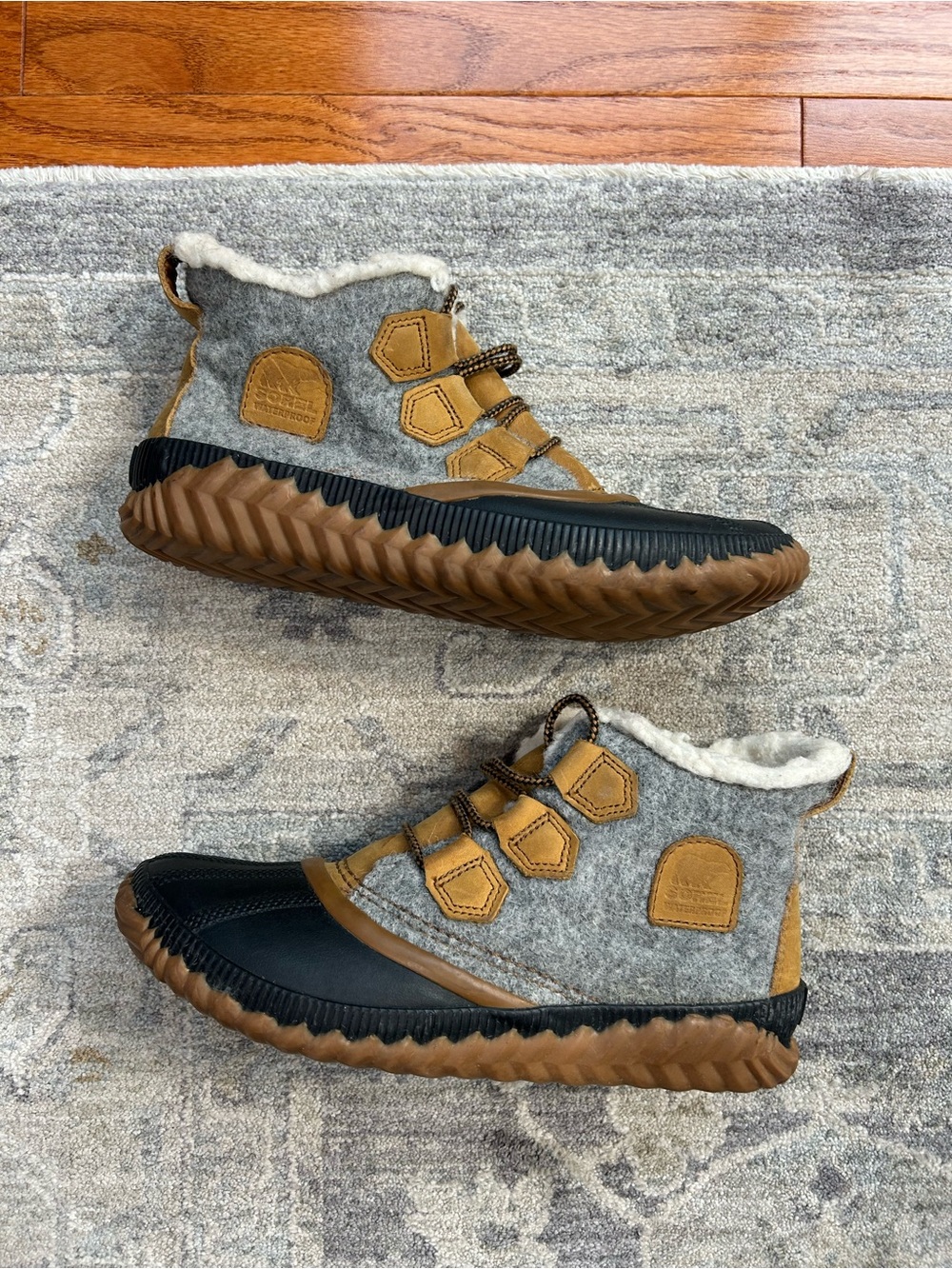 SOREL Out N About Waterproof Winter Boots Size 9 Gray Tan Black